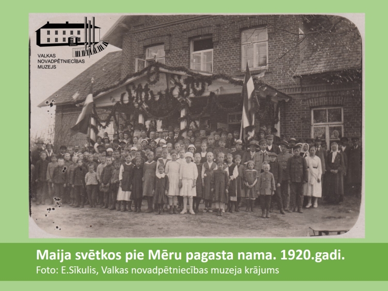 Cilvēki pie Mēru pagasta nama, 1920.gads