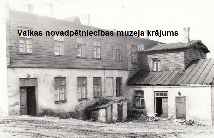 1918.gada novembra sākums. Latviešu vidusskolas atklāšana Valkā.