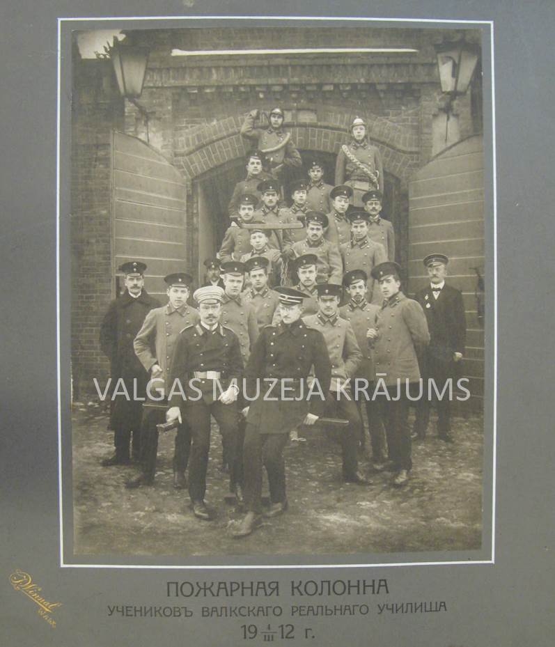 Valkas reālskolas audzēkņu ugunsdzēsēju kolona. Valka, 1912.gads.  Valgas Muzeja krājums