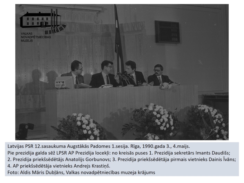 Latvijas PSR 12.sasaukuma augstākās padomes 1.sesija. Pie prezidija galda sēž 4 padomes locekļi.