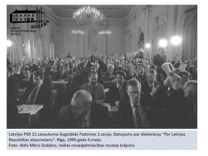 Balsojums par deklarāciju "Par Latvijas republikas atjaunošanu". Deputāti sēž pie galdiem un balso.