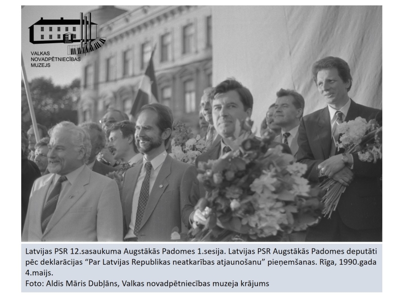 Augstākās padomes deputāti pēc deklarācijas pieņemšanas. Deputātu pūlis ar ziedu klēpjiem pozē fotogrāfijām.