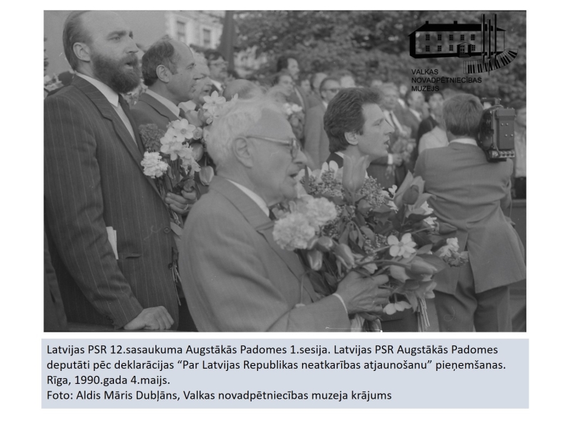 Augstākās padomes deputāti pēc deklarācijas pieņemšanas. Deputātu pūlis ar ziedu klēpjiem pozē fotogrāfijām.