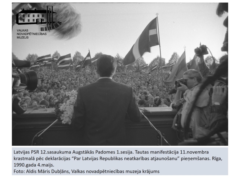 Augstākās padomes deputāti pēc deklarācijas pieņemšanas. Tautas manifestācija 11.novembra krastmalā. 
