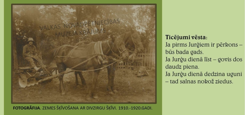 Melnbalta fotogrāfija. Zemes šķīvošana ar divzirgu šķivi. Redzams cilvēks un 2 zirgi, kas iejūgti arklā. 