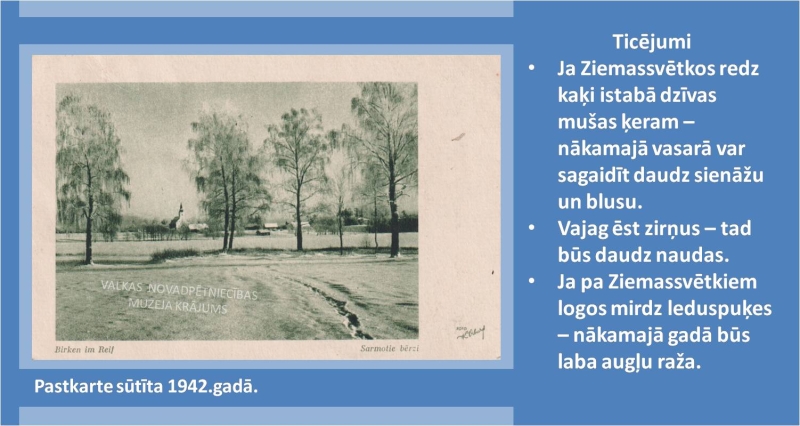 Digitāla melnbalta pastkarte. Priekšplānā koki, sniegota ainava, tālumā baznīca un mājas. Sniegā priekšplānā redzama taciņa.