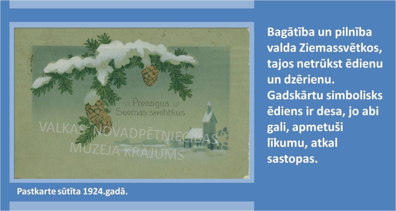 Digitāla Ziemassvētku pastkarte ar sniegotu ainavu ar baznīcu fonā un apsnigušu egļu zaru ar čiekuriem priekšplānā. 