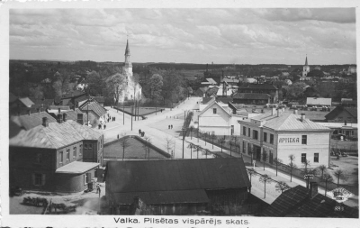 Skats uz Rīgas un Raiņa ielu krustojumu no Tautas nama.
