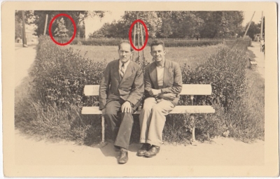Fonā laukums Lugažu baznīcas priekšā. Valka, 1939. vai 1940.gads.  Priekšplānā sēž no kreisās puses 1. tirgotājs Kārlis Bundže;  2. Valkas fotogrāfs, uzņēmējs Jānis Rauska juniors /1911-1944/.