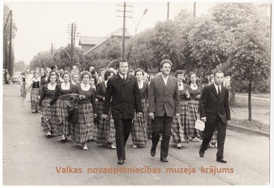 Vidzemes zonas Dziesmu svētku dalībnieku gājienā.