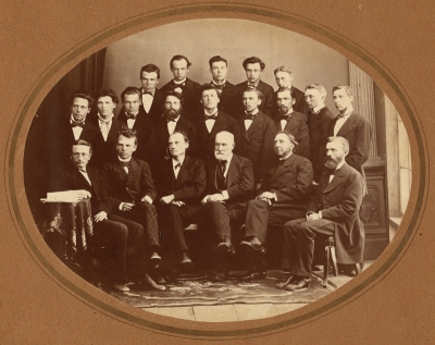 Ā.Tērauds ar J.Cimzes semināra absolventiem. Valka, 1879.gads.