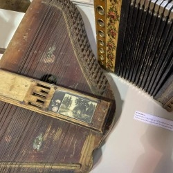 divi tradicionāli latviešu mūzikas instrumenti — kokle un akordeons