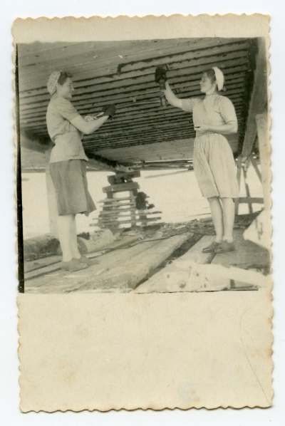 Izsūtītās Ilga Gredzena un Mirdza Cekule (dzim.Jende, no labās) drīvē baržu Tomskas apg. Asinas raj. Baturinas kuģu būvētavā. 1953.g.8.jūnijā  Valkas novadpētniecības muzeja krājums