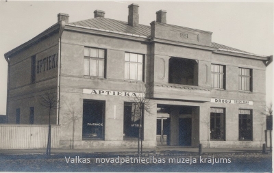 B.Zuta aptieka un drogu veikals Rīgas ielā Nr.13. Valka