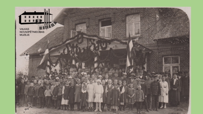 Cilvēki pie Mēru pagasta nama, 1920.gads