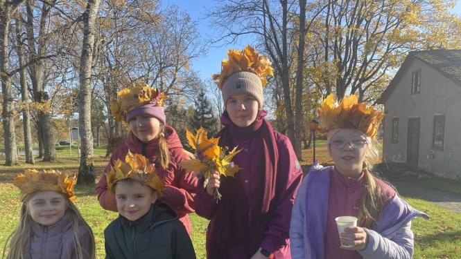 Bērni ar rudens lapām