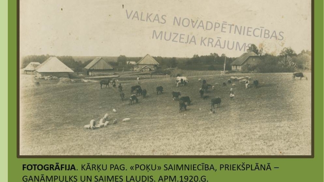Melnbalta fotogrāfija. Redzama koka māja, zirgi un saimes ļaudis.