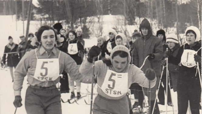 Divas sievietes uz slēpēm
