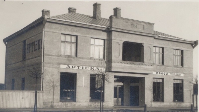 Valcēnietis Bernhards Aleksandrs Zutis /1893-1968/ – farmaceits, sabiedriskais darbinieks, mecenāts