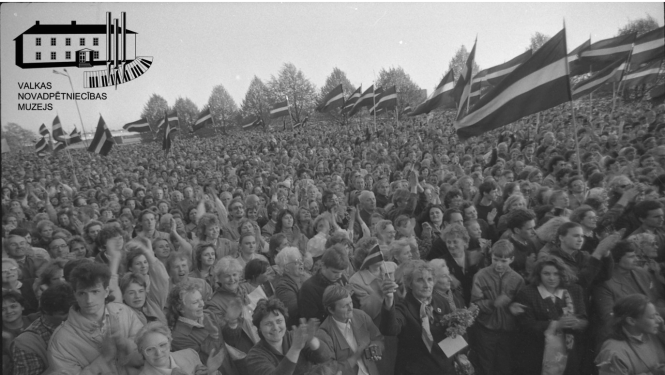 Latvijas Republikas Neatkarības atjaunošanas dienas foto. Liels cilvēku pūlis sapulcējies 13.novembra Krastmalā.