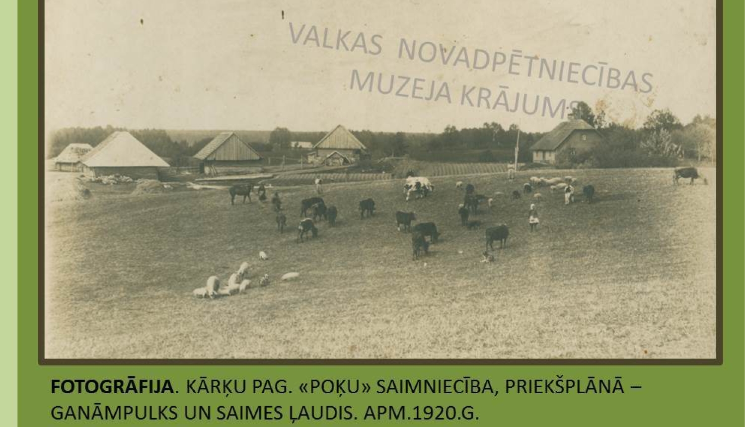 Melnbalta fotogrāfija. Redzama koka māja, zirgi un saimes ļaudis.