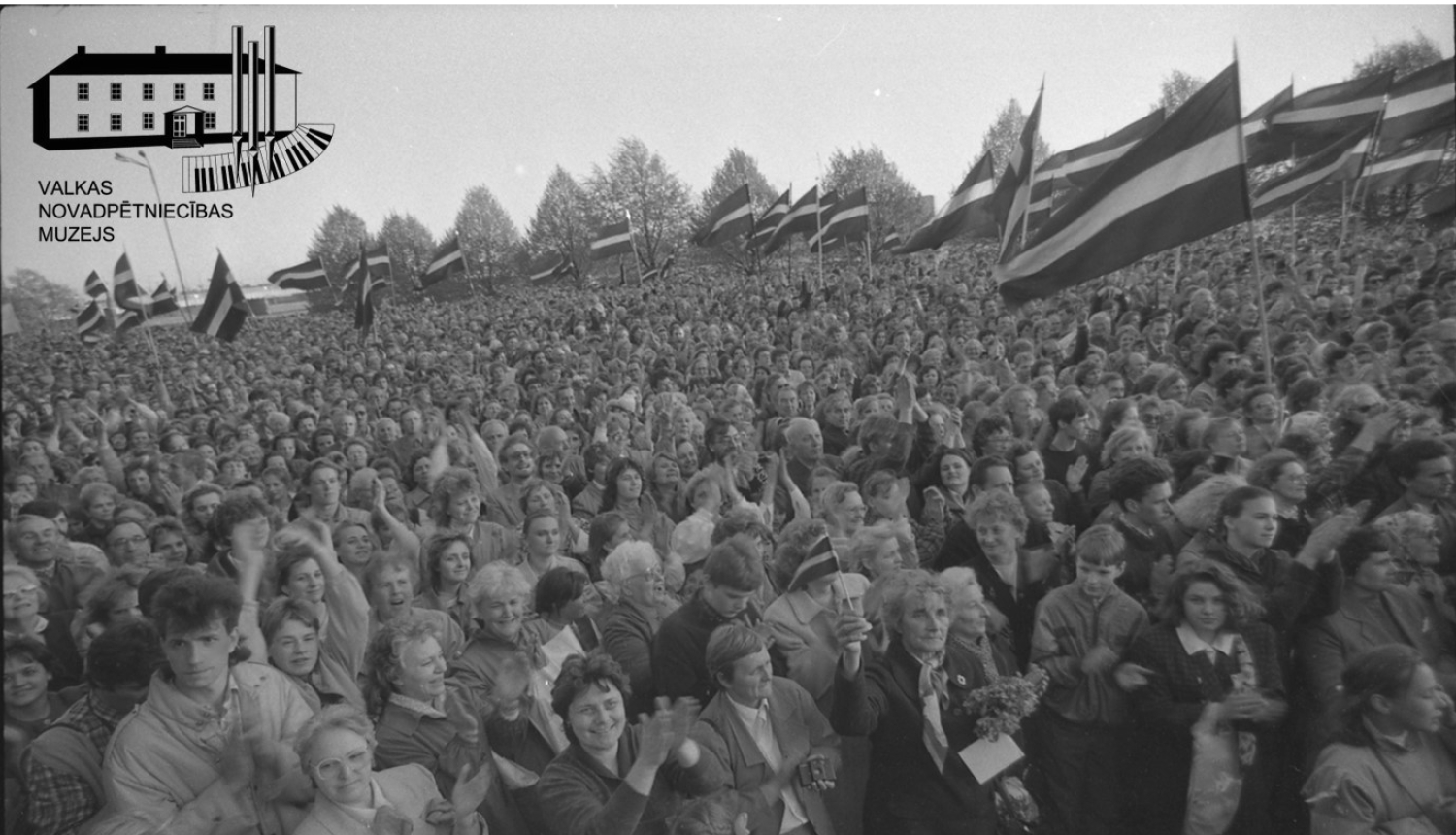 Latvijas Republikas Neatkarības atjaunošanas dienas foto. Liels cilvēku pūlis sapulcējies 13.novembra Krastmalā.